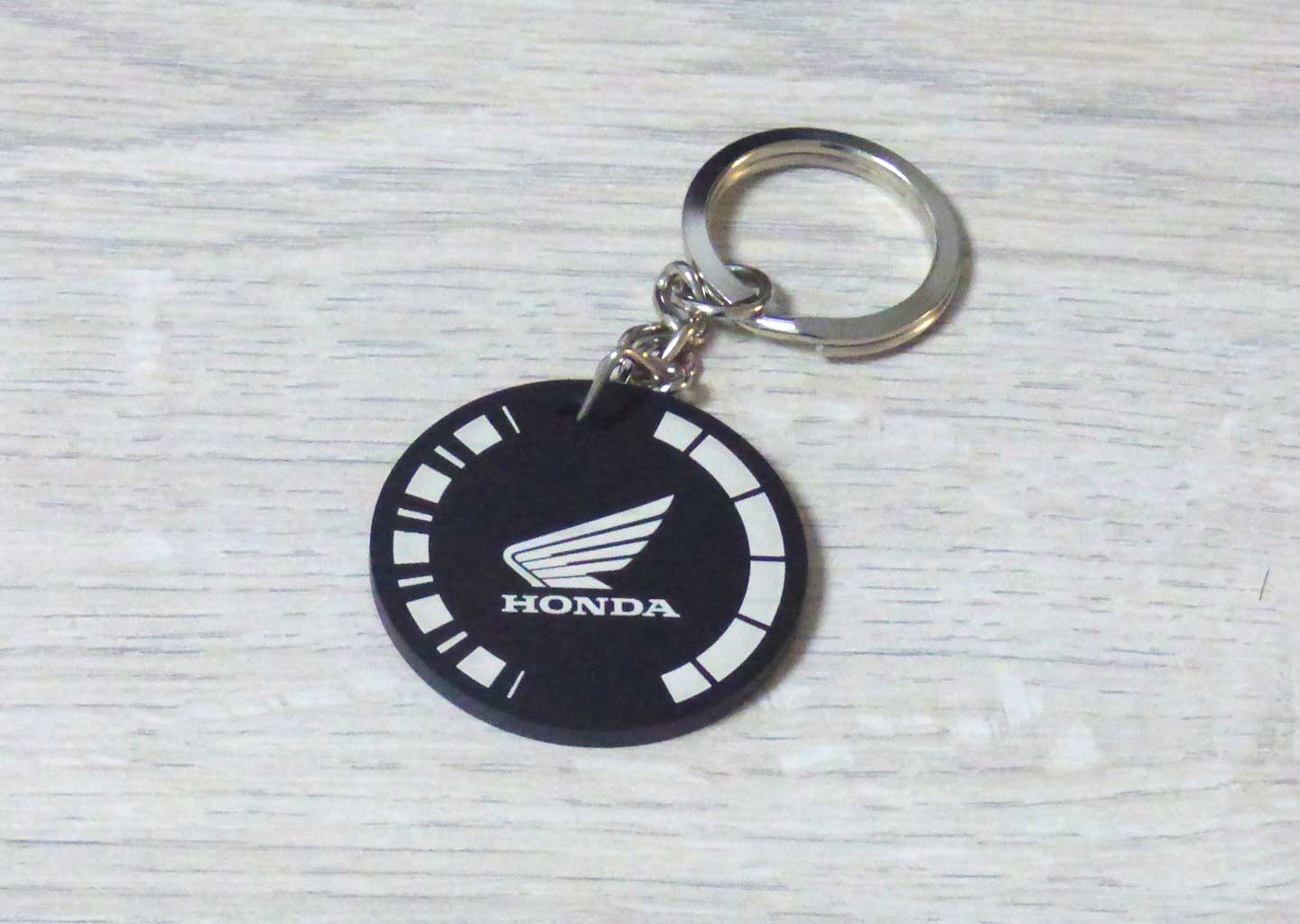 Llaveros para bajaj, llaveros para motos, llaveros de motos, llaveros para motociclistas, llaveros para moto personalizados, llaveros para motocicleta, llaveros de moto personalizados, llaveros acrílicos para motos, llaveros grabados para motos, llaveros personalizados en acrílico, llaveros con grabado láser para motos